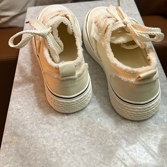 New Girls White Casual Canvas Shoe Girls Size 5.5 Sneakers NWT MAKE AN OFFER!!!! - Picture 5 of 10